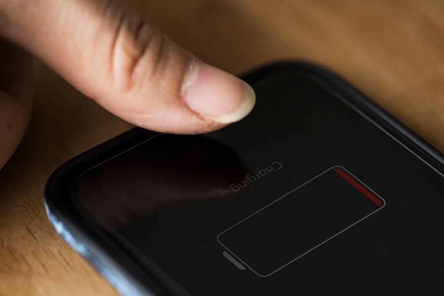 Android phone showing battery indicator in cold weather